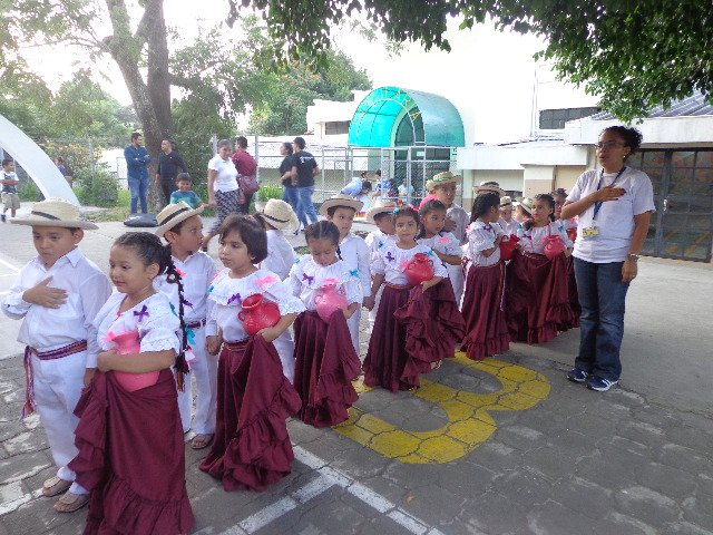 GRUPO DE DANZA PARVULARIA.