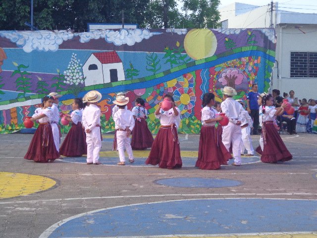 GRUPO DE DANZA PARVULARIA.